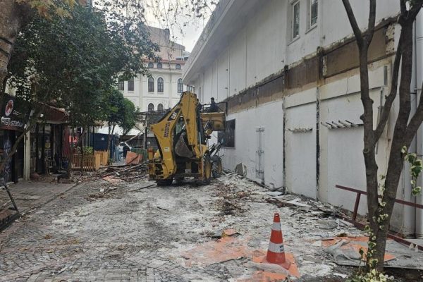 BANDIRMA’DA TARİHİ BİNAYA ZARAR VEREN YAPI YIKILDI