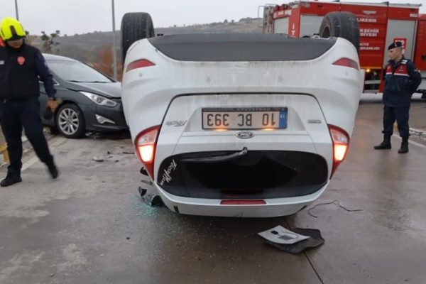 TERS DÖNEN ARAÇTAN SÜRÜCÜ YARA ALMADAN KURTARILDI