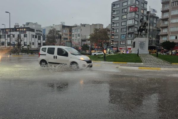 BANDIRMA’DA YAĞIŞ ETKİLİ OLUYOR