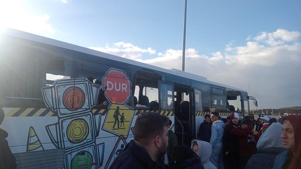 Kocaeli’ye giden Bandırmaspor taraftarlarına Göztepe taraftarları dinlenme tesislerinde saldırdı. Otobüslerin