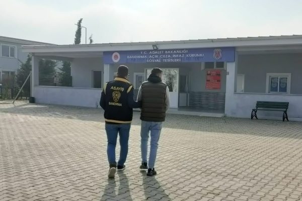 EŞ ZAMANLI OPERASYONLA 21 ARANAN ŞAHIS YAKALANDI
