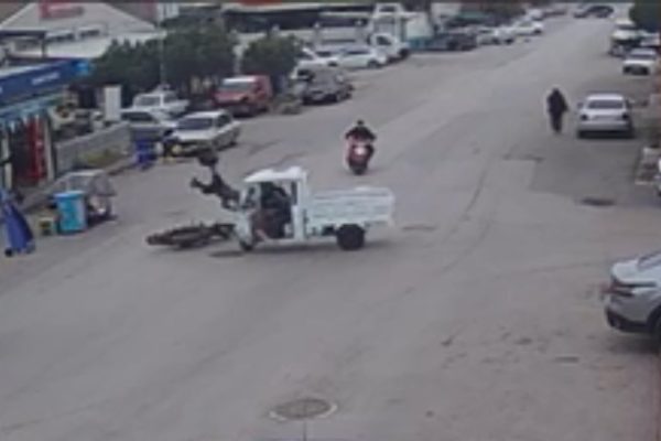 MOTORSİKLET TRİPORTÖRLE ÇARPIŞTI: 2 YARALI