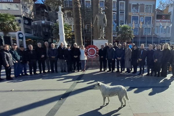 CHP İLÇE ÖRGÜTÜ ÖĞRETMENLER GÜNÜNÜ KUTLADI