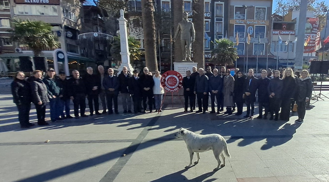   CHP İlçe Örgütü Cumhuriyet Meydanında düzenlediği basın toplantısı ile