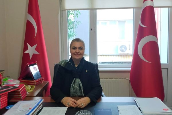 YUMUŞ: ÖĞRETMENLERİMİZ  GELECEĞİMİZİN MİMARLARIDIR