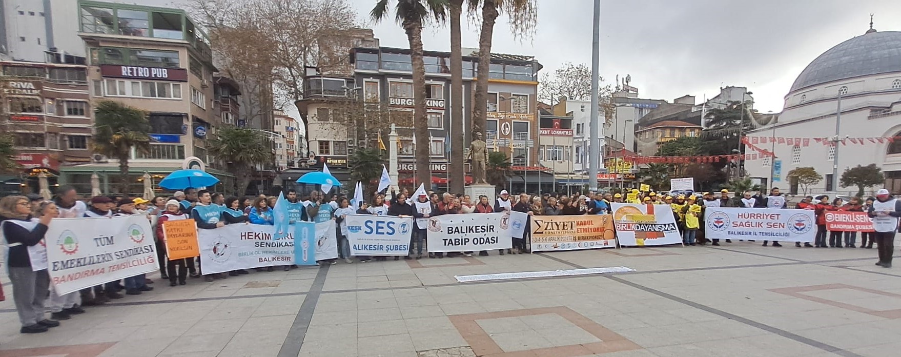 Sağlık çalışanları Eziyet Yönetmeliği adını verdikleri yeni uygulamaları kabul etmeyerek