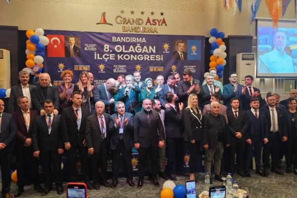 AK PARTİ YÖNETİMİ GÖREV DAĞILIMINI YAPTI