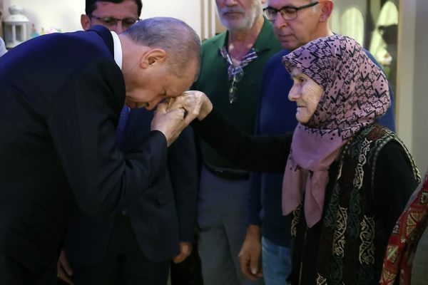 CUMHURBAŞKANI ERDOĞAN’DAN SERVİS KAZASINDA YARALANANLARA ZİYARET