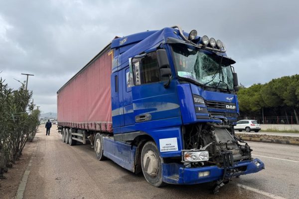 HIZINI AYARLAYAMAYAN TIR KAMYONA ÇARPTI