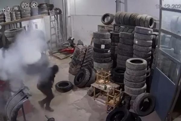 ŞİŞERMEYE ÇALIŞTIKLARI LASTİK BOMBA GİBİ PATLADI