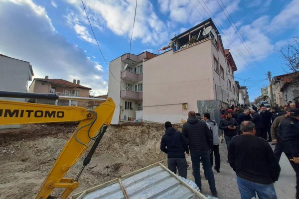 KAZILAN TEMEL YAN BİNADA ÇÖKME MEYDANA GETİRDİ