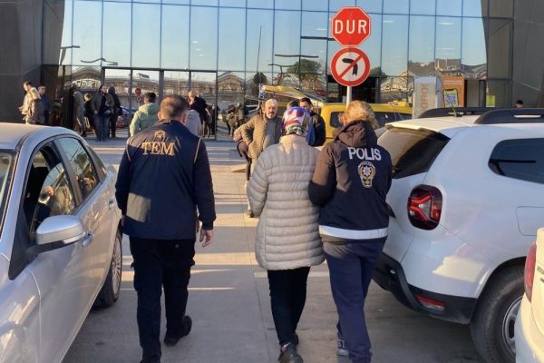 MÜEBBET CEZASI VARDI ALIŞVERİŞ YAPARKEN YAKALANDI