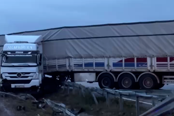 GÖNEN – BANDIRMA YOLUNDA TIR KAZASI
