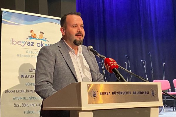 ÖZEL ÇOCUKLAR SAHNEDE DEVLEŞTİ