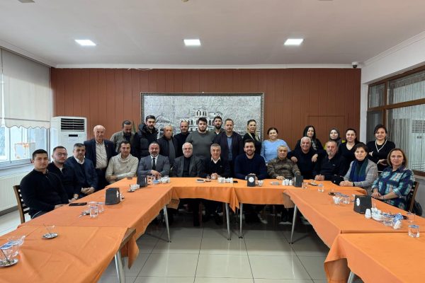AK PARTİ YÖNETİMİ KAHVALTIDA BULUŞTU