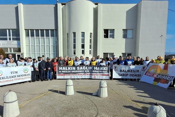 SAĞLIK ÇALIŞANLARININ İSYANI ARTARAK DEVAM EDİYOR