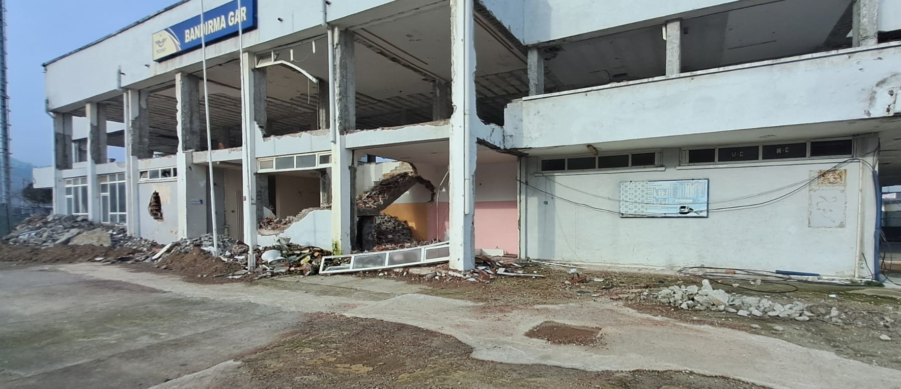 Devlet Demiryollarında uzun yıllardan bu yana hizmet veren Gar binasında