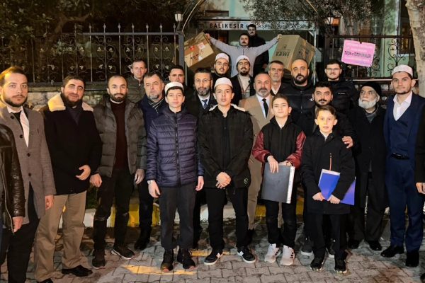 AK PARTİ YÖNETİMİ KANDİL AKŞAMINI VATANDAŞLARLA BİR ARADA KUTLADI