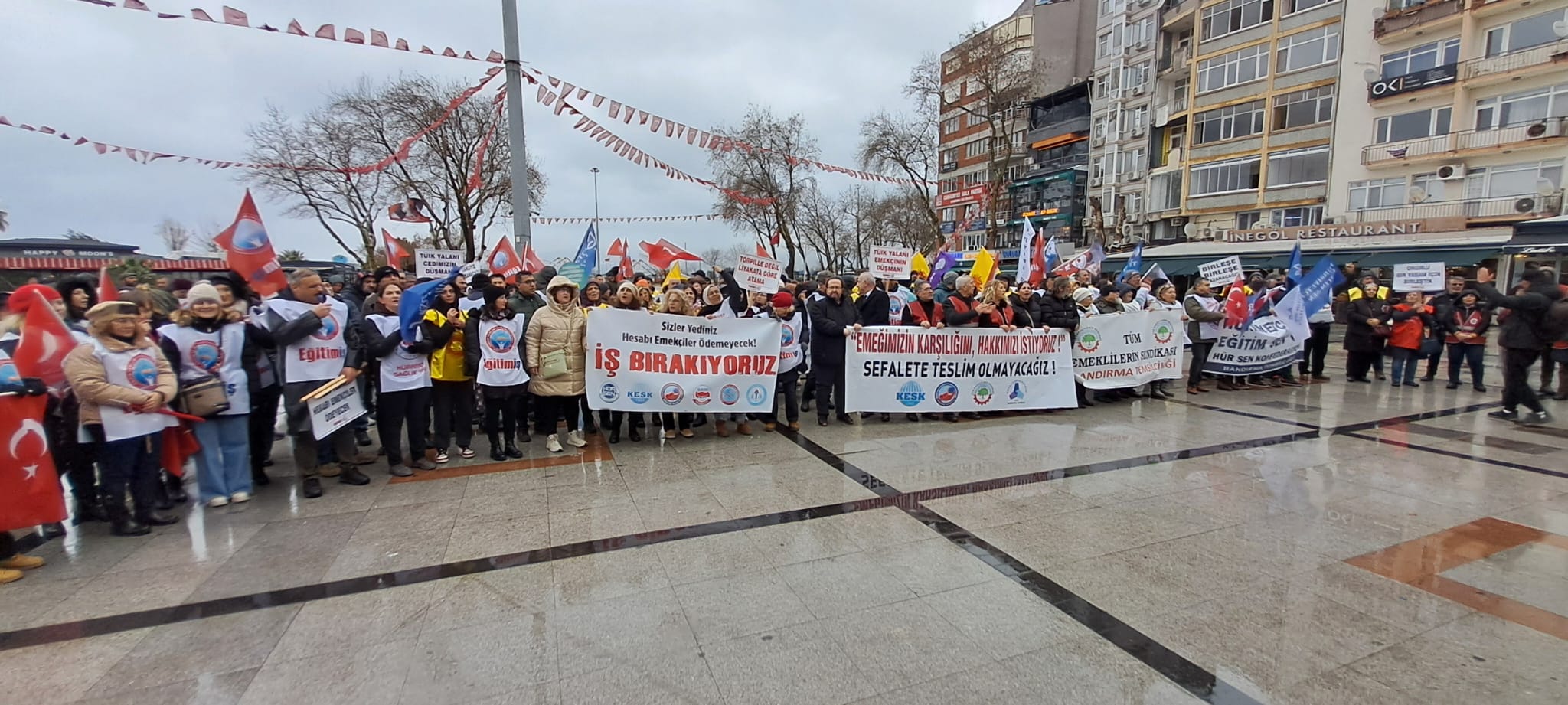Bandırma’da 5 konfederasyona bağlı çalışanlar yapılan maaş zamlarını protesto etmek