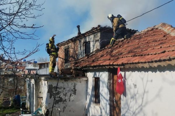 ERDEK’TEKİ YANGINDA BİR EV KULLANILAMAZ HALE GELDİ