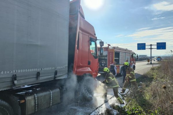 TIR YANGINI KISA SÜREDE SÖNDÜRÜLDÜ