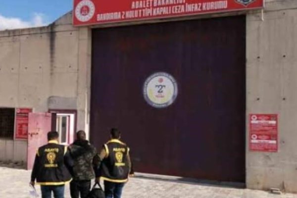 Erdek’te 12 yıl kesinleşmiş hapis cezasıyla aranan zanlı yakalandı