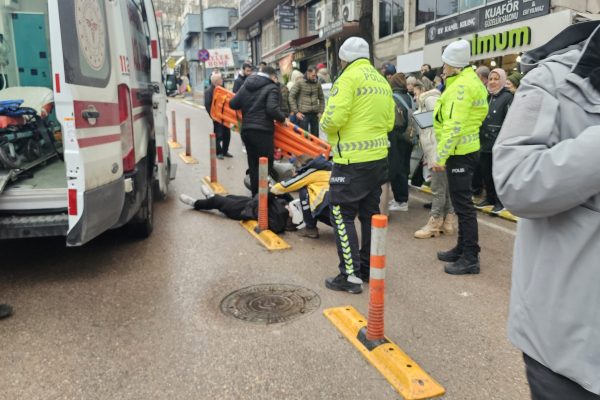 Bandırma’da motosiklet kazası, 2 kişi yaralandı