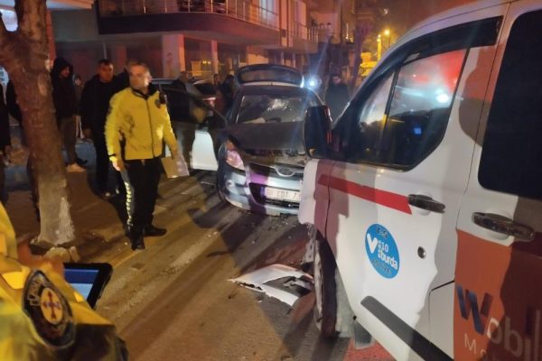 Dolmuş taksi ile otomobil kafa kaya çarpıştı