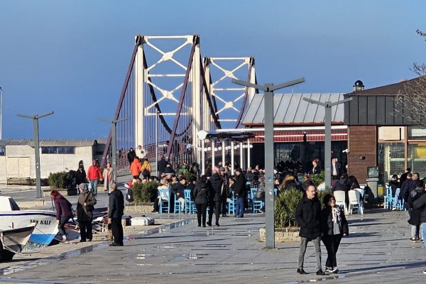 Ocak ortasında güneşli havayı gören Bandırmalılar sahile akın etti