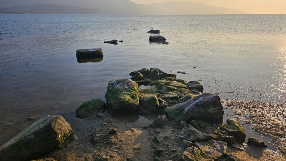 Denizin çekilmesiyle ortaya çıktı Erdek ilçesi Düzler mevkisinde deniz suyunun çekilmesiyle binlerce yıllık Kyzikos