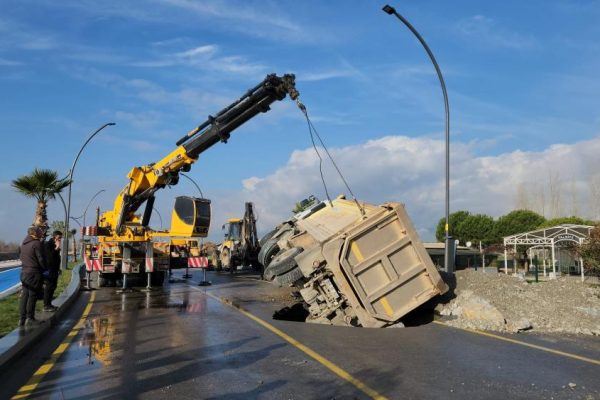 Yol yarıldı kamyon içine düştü