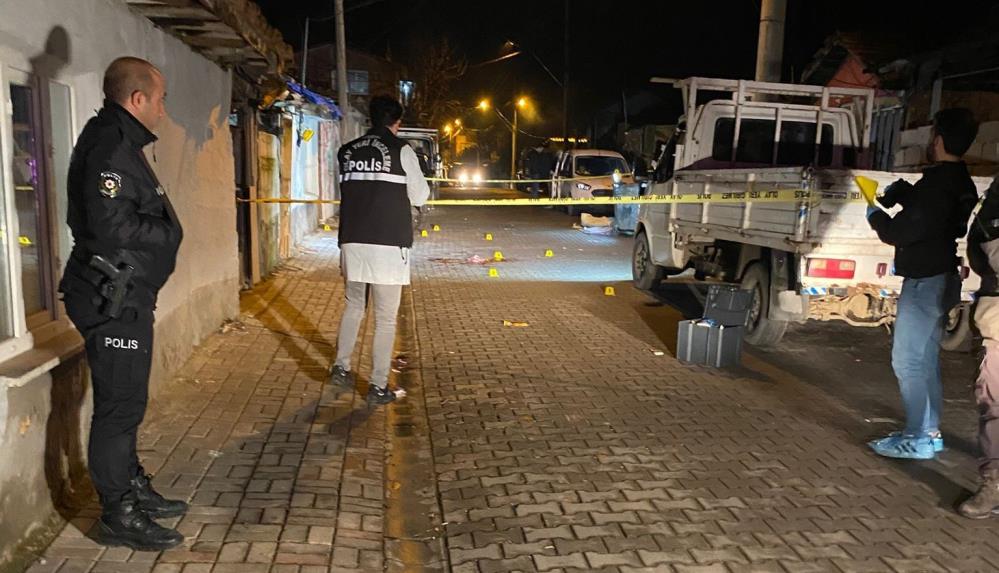 Gönen ilçesinde meydana gelen silahlı saldırıda 1 kişi hayatını kaybetti.