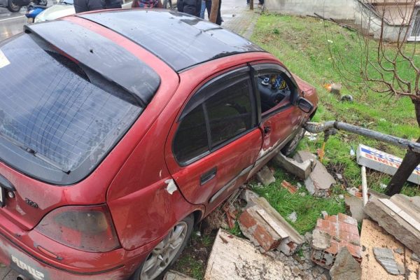 Yoldan çıktı, doğal gaz kutusuna çarptı