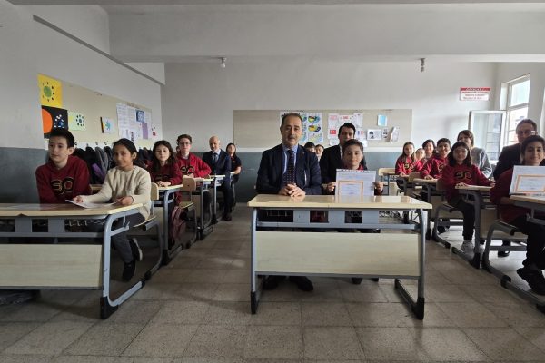 Kaymakam Aksakal öğrencilere karne dağıttı
