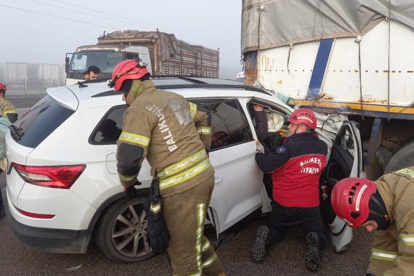 AKÇAPINAR KAVŞAĞINDA KAZA : 5 YARALI