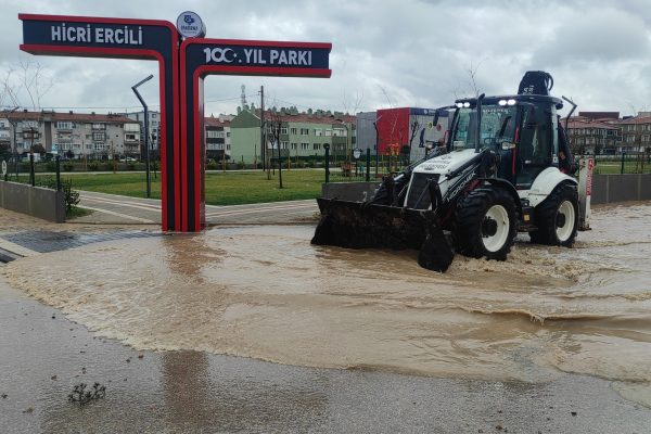 YAĞAN YAĞMUR SONRASI EVLERİNDEN ÇIKAMADILAR