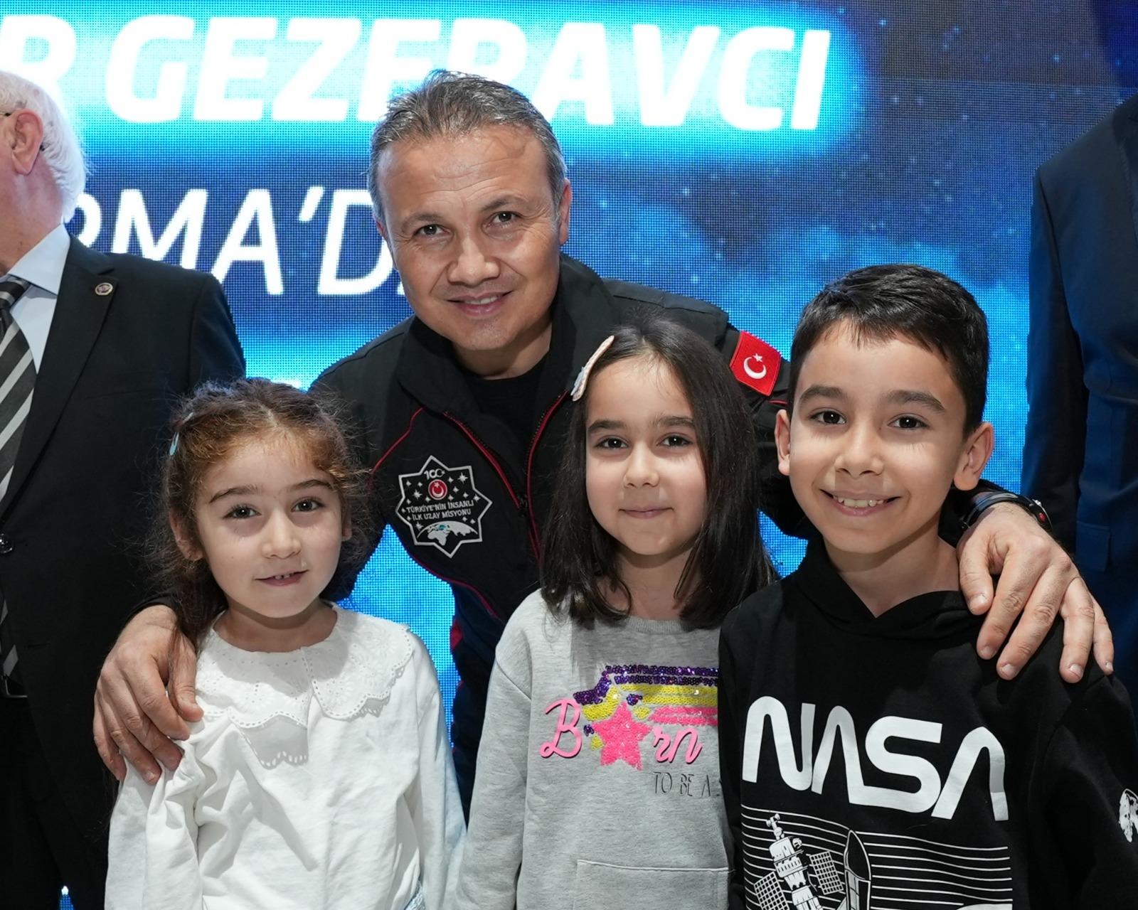 Şehir şehir dolaşarak uzay yolculuğuna dair deneyimlerini aktaran Türkiye’nin uzay