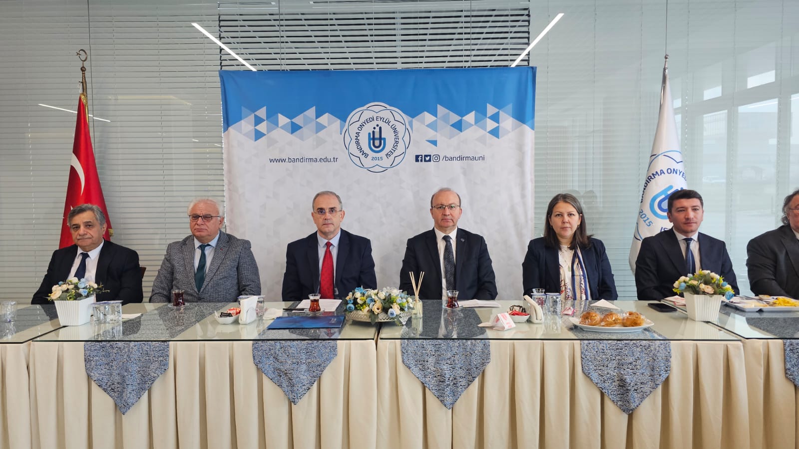 Bandırma Onyedi Eylül Üniversitesi Rektörü Prof Dr. İsmail Boz gazeteciler