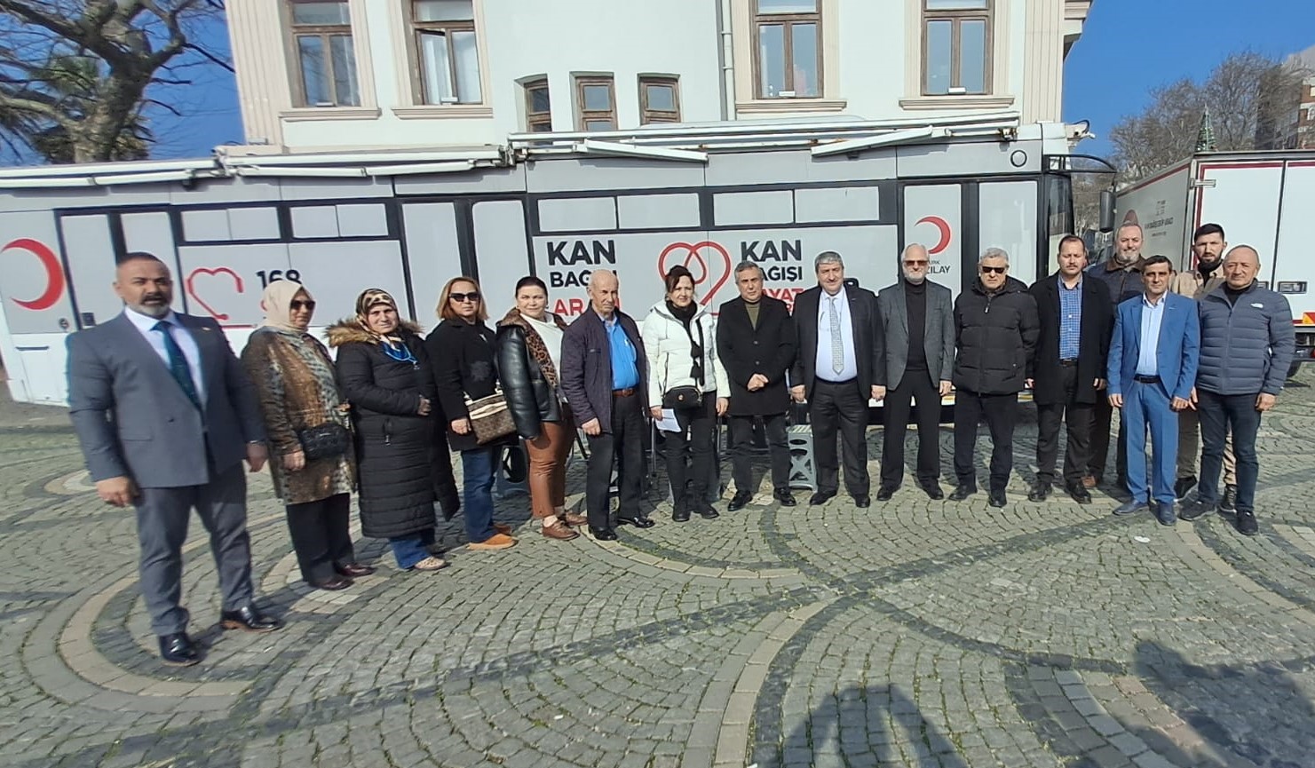 Ak Parti İlçe Teşkilatı Kanser Haftası nedeniyle kanser vakalarına, kan