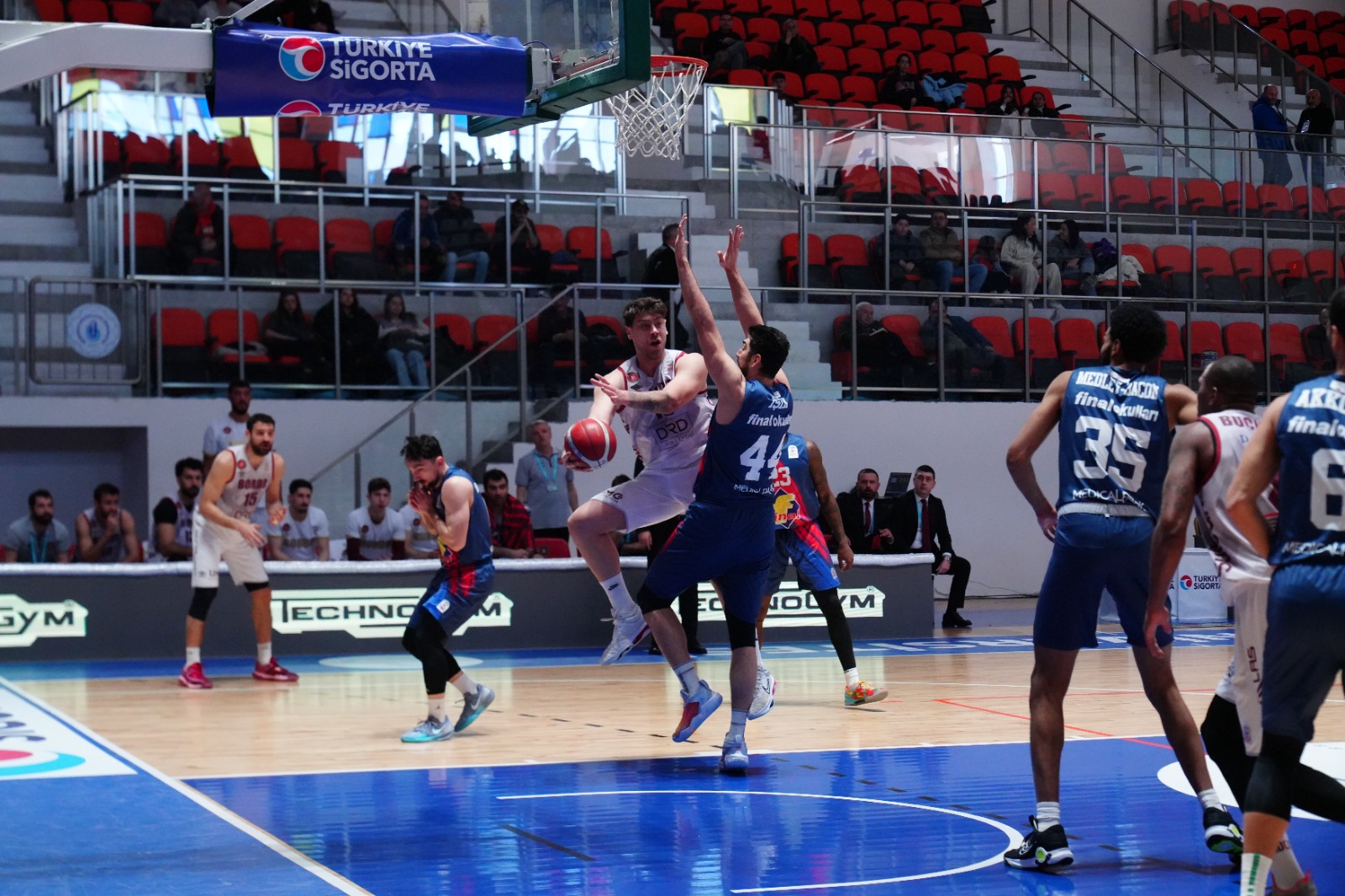   Bordo BK evinde oynadığı maçta Finalspor’u 84-83 yenmeyi başarı.