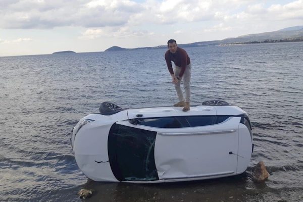 Virajı alamayan araç denize düştü