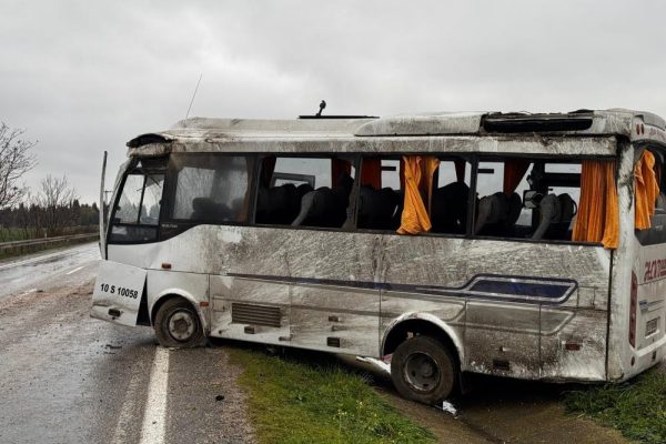 Gönen yolunda işçi servisi kaza yaptı; 18 kişi yaralandı