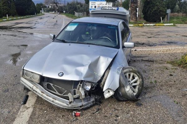 Trafik ışıklarına çarptı