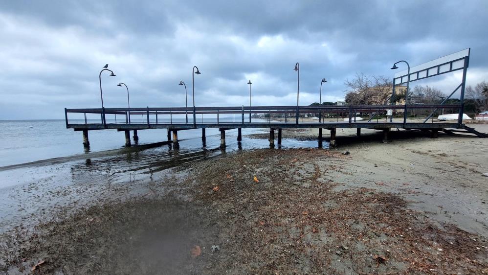 Erdek ilçesi ve Kapıdağ Yarımadası kıyılarında deniz suyu metrelerce çekildi.