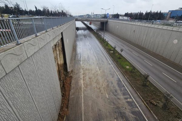 Bat-Çık duvarında hasar meydana geldi