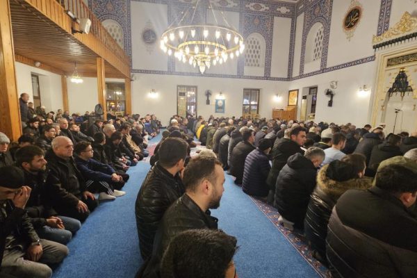 Bandırmalılar Berat Kandilinde camileri doldurdu