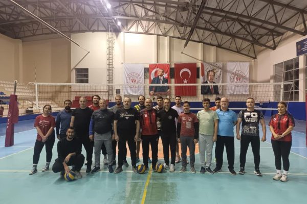 Erdek’te kurumlar arası voleybol turnuvası başladı