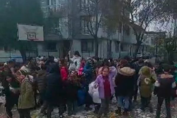 Okul bahçesine kamyonetle kar getirildi