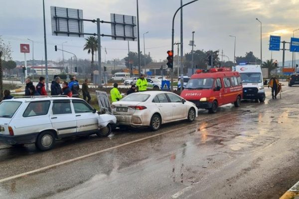 Işıklarda çarpışan araçlarda hasar oluştu