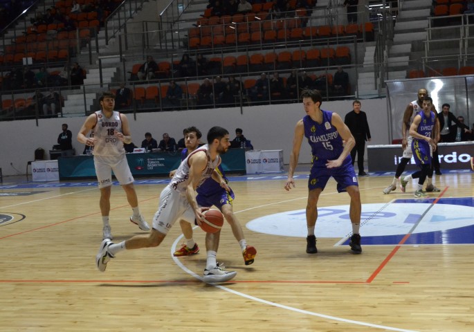 Bordo BK erteleme maçında Kapaklıspor ile karşılaştı. 2. Çeyrekten itibaren